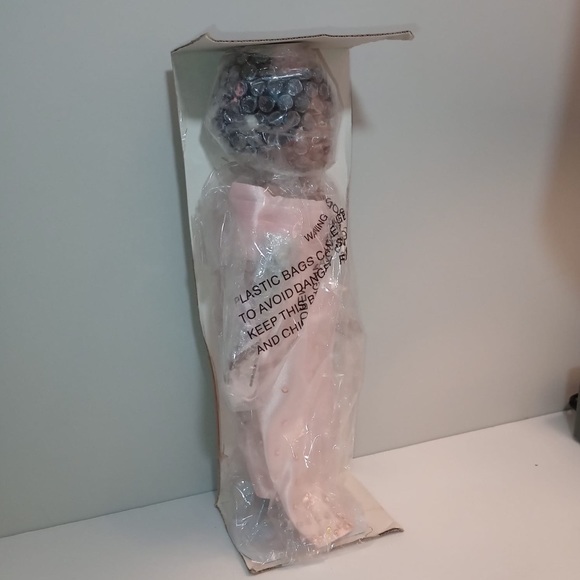 Collectible porcelain doll - Picture 4 of 11